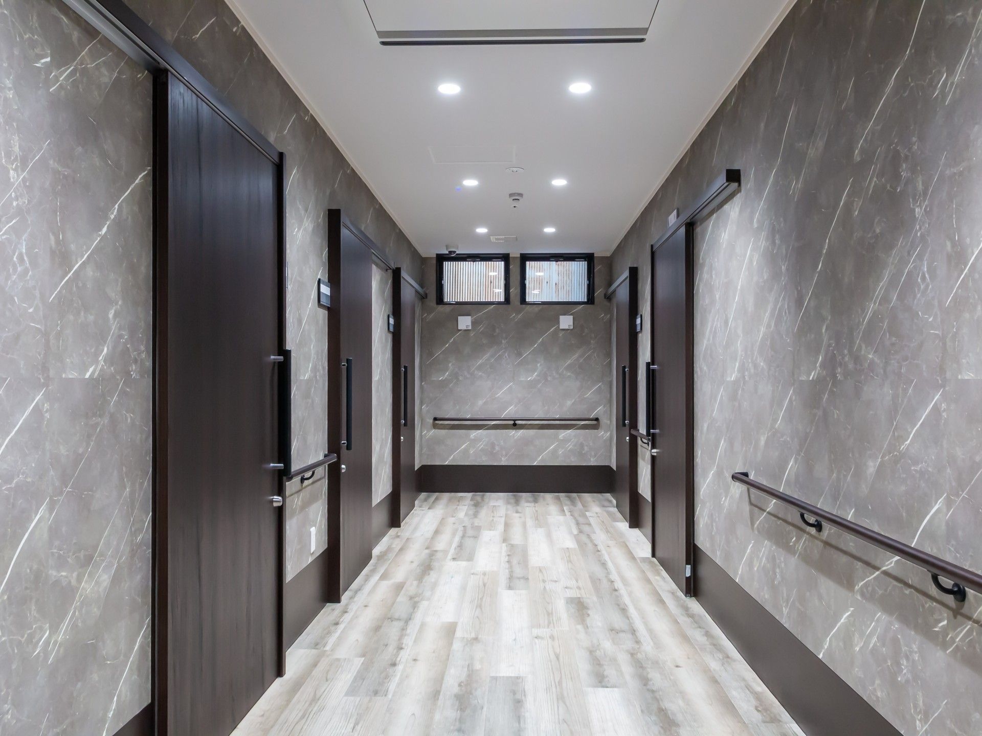 落ち着いた色調の廊下