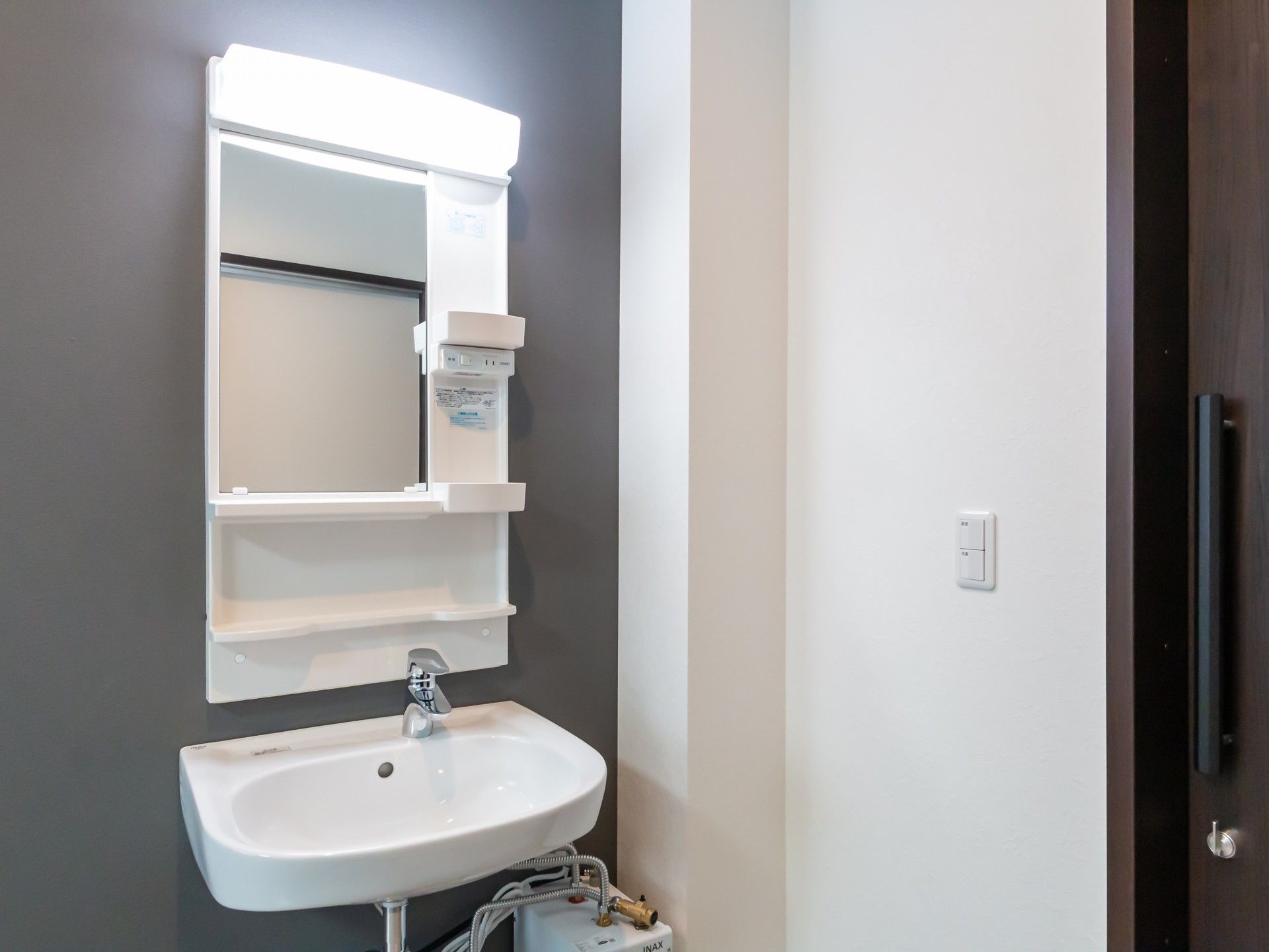 洗面台と鏡のある空間