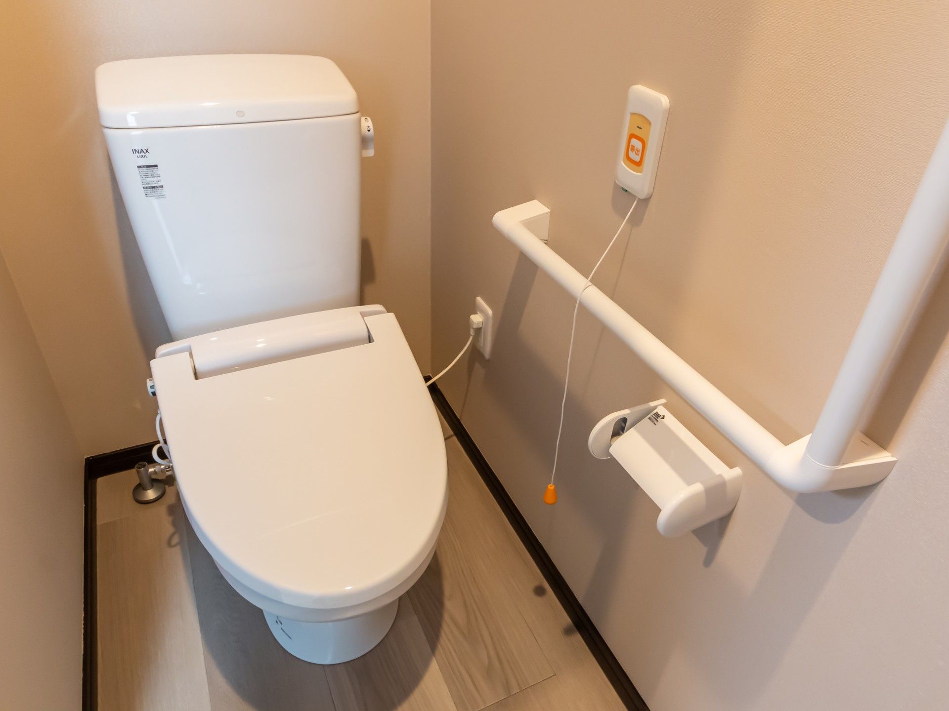 手すり付きのトイレ