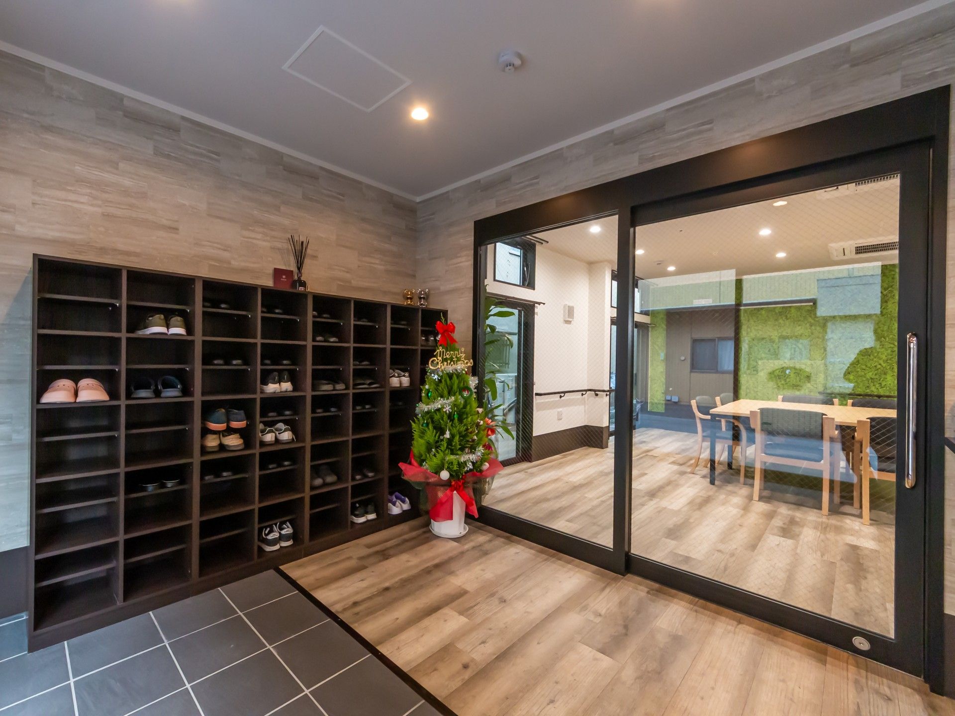 靴箱とガラス扉のある玄関