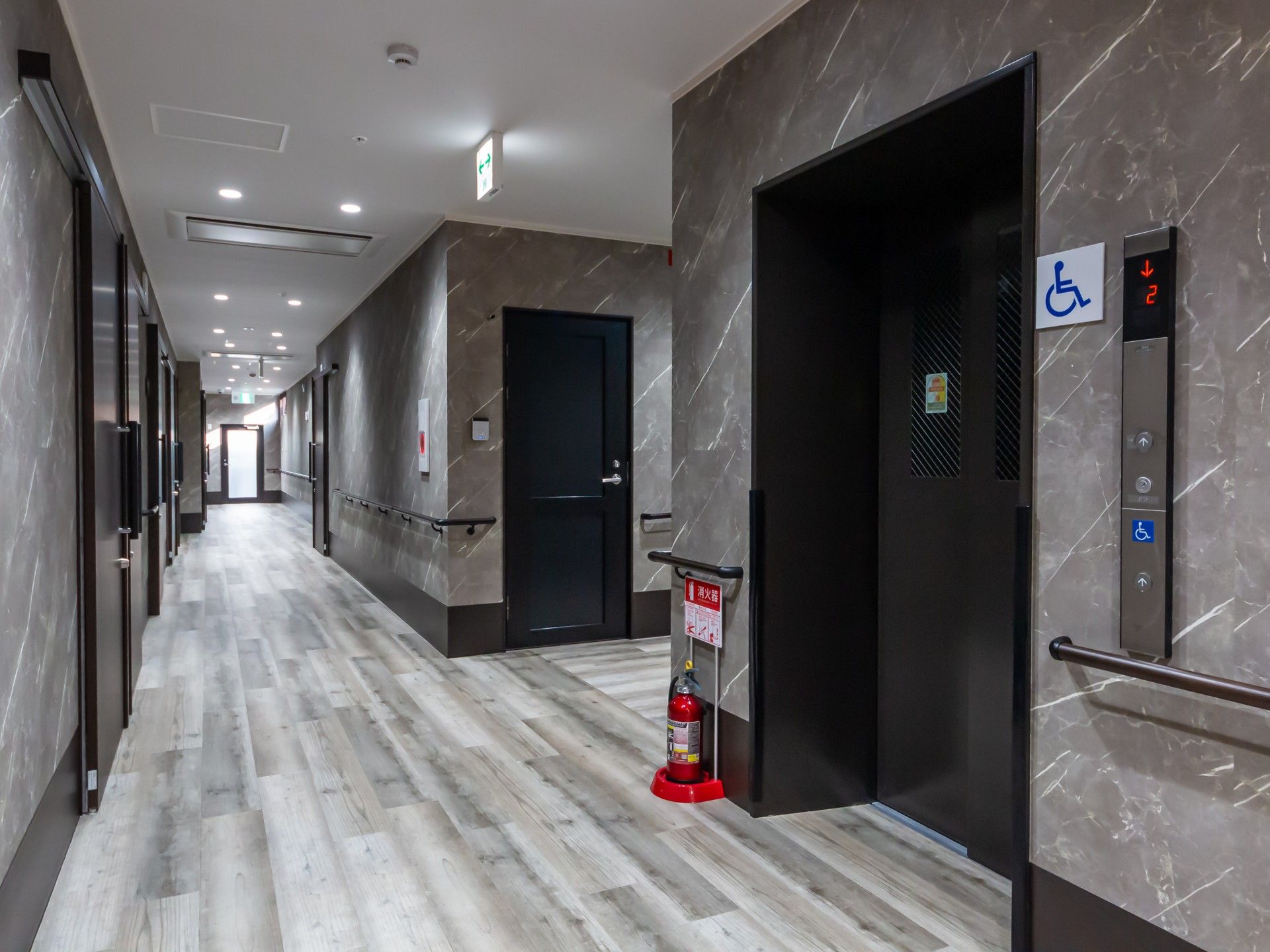 安全な廊下とエレベーター