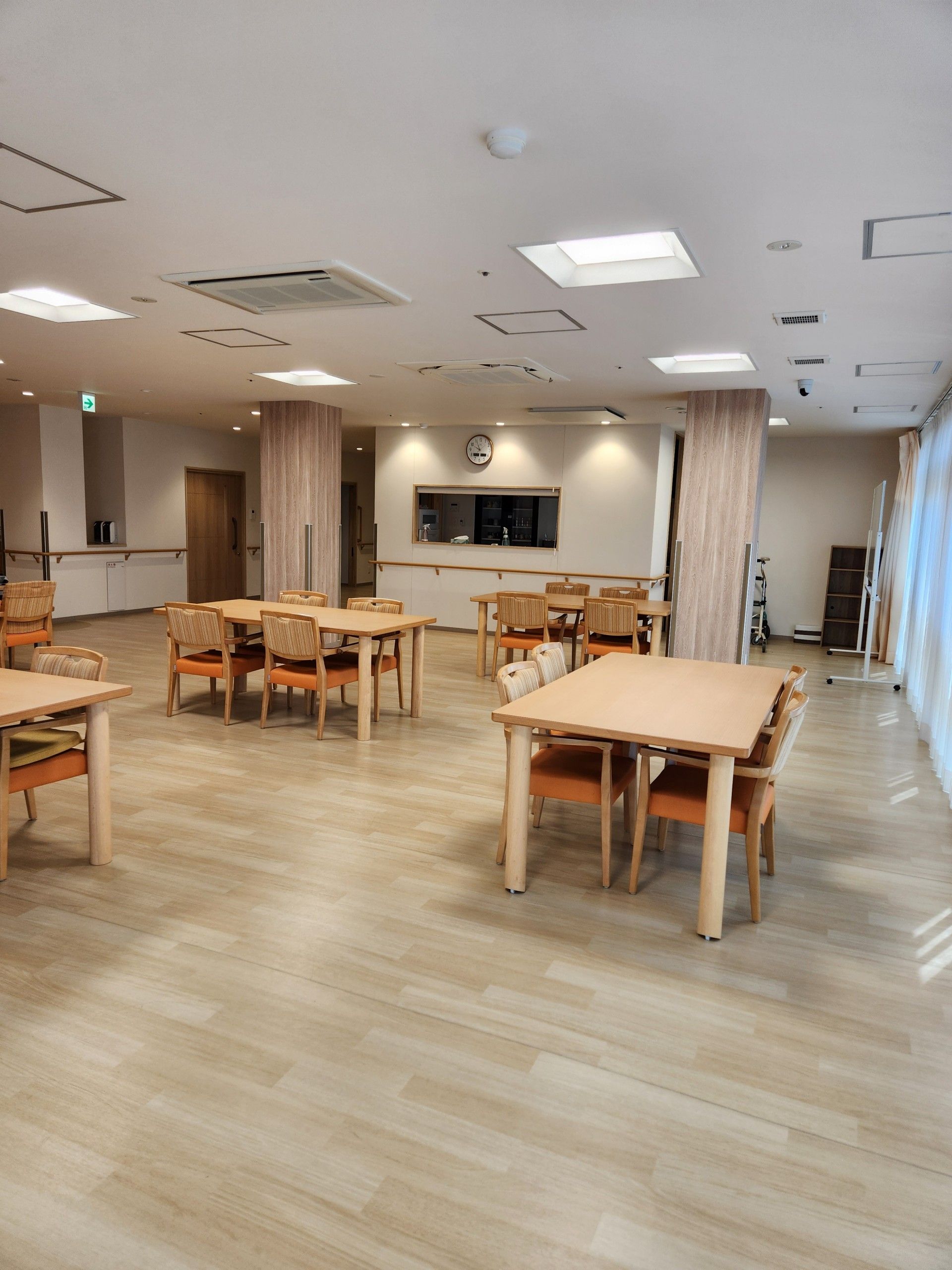 広々とした食事スペース