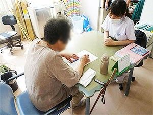 テーブルでの交流