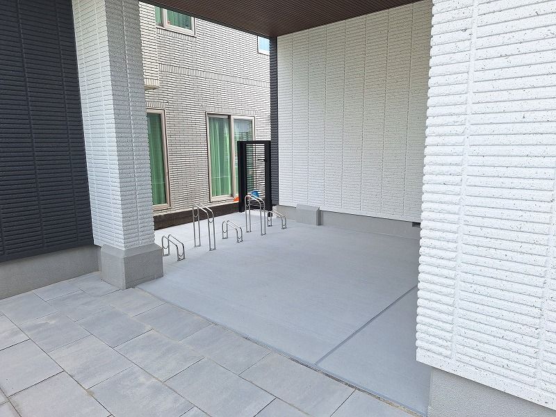 自転車置き場のあるエントランス