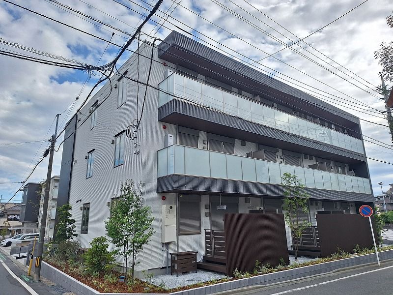 三階建ての建物外観