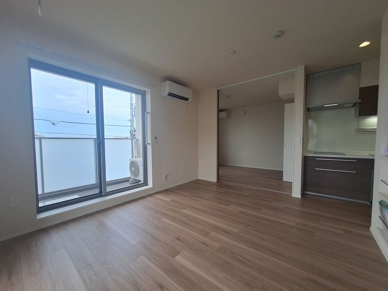 広い窓のある居室