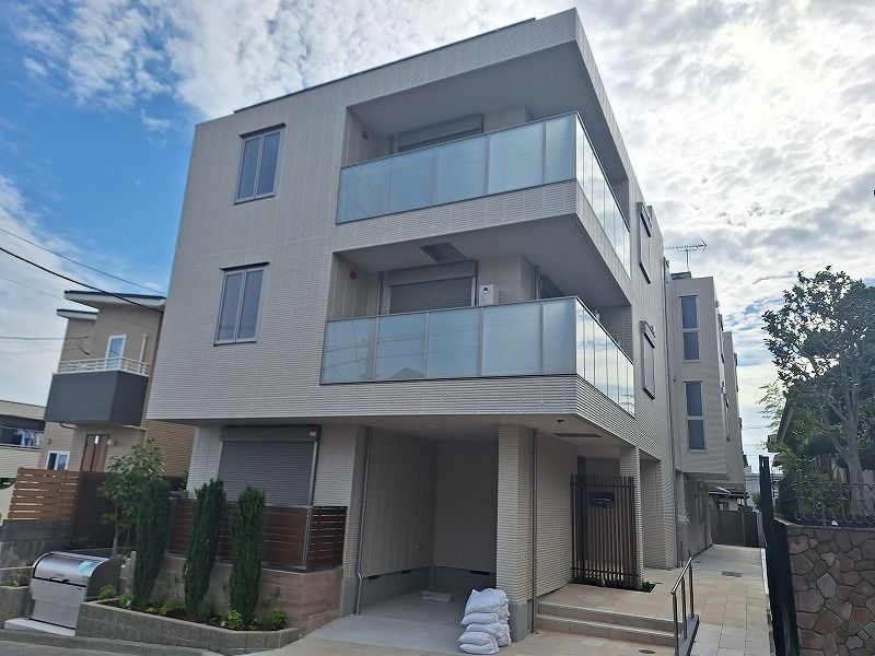 三階建ての建物外観