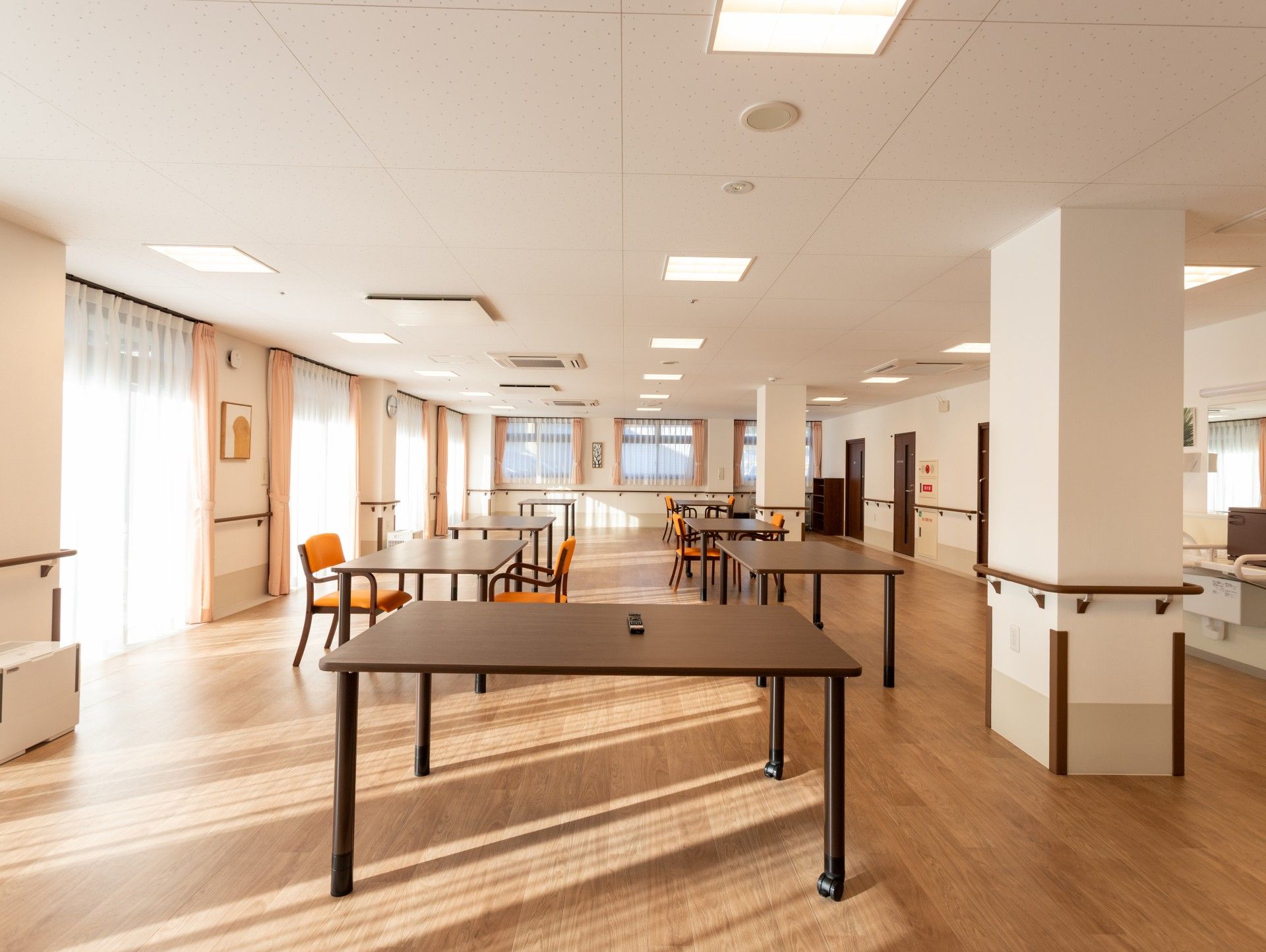 日差しが差し込む広間