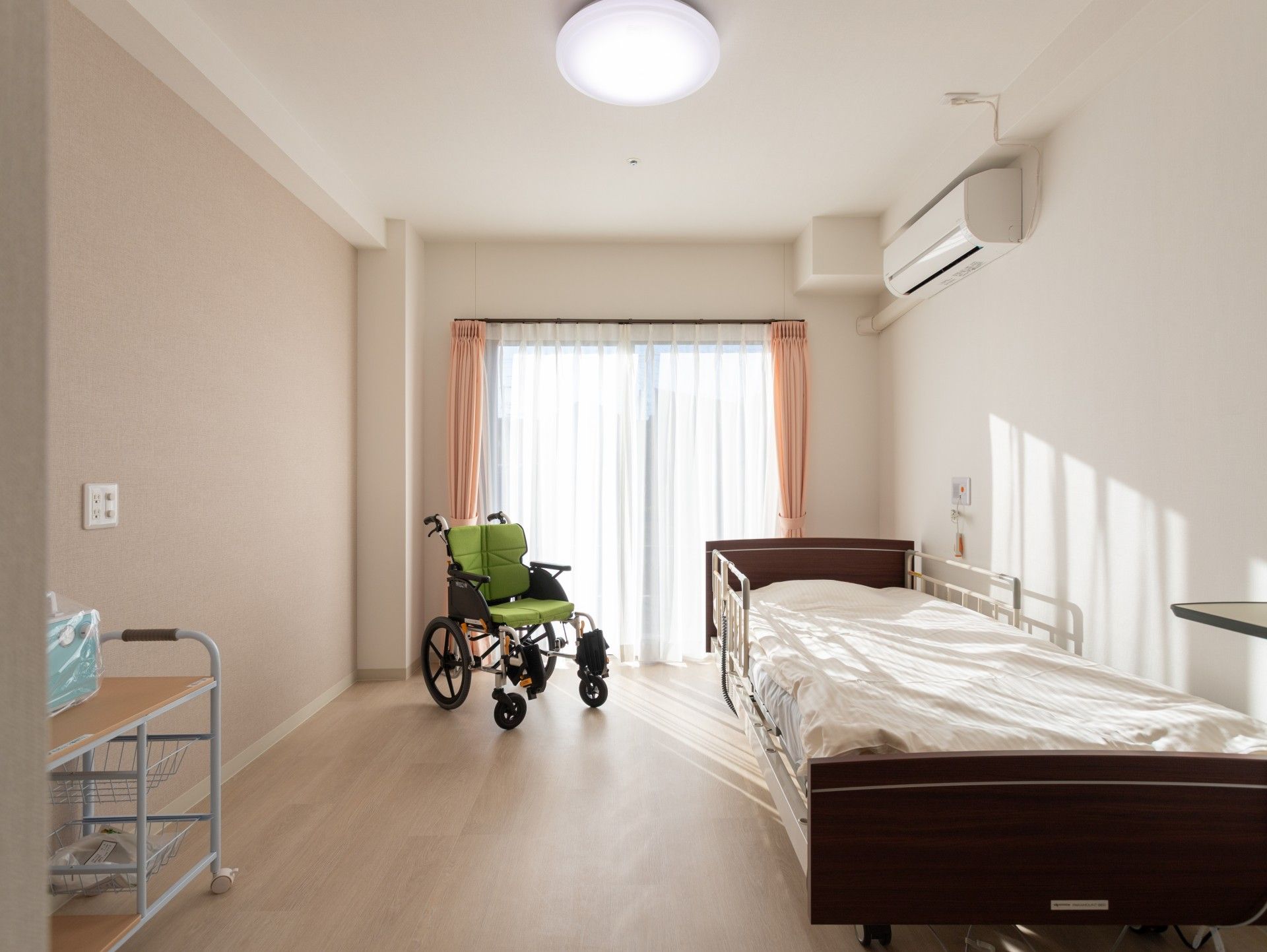 日差しが差し込む居室