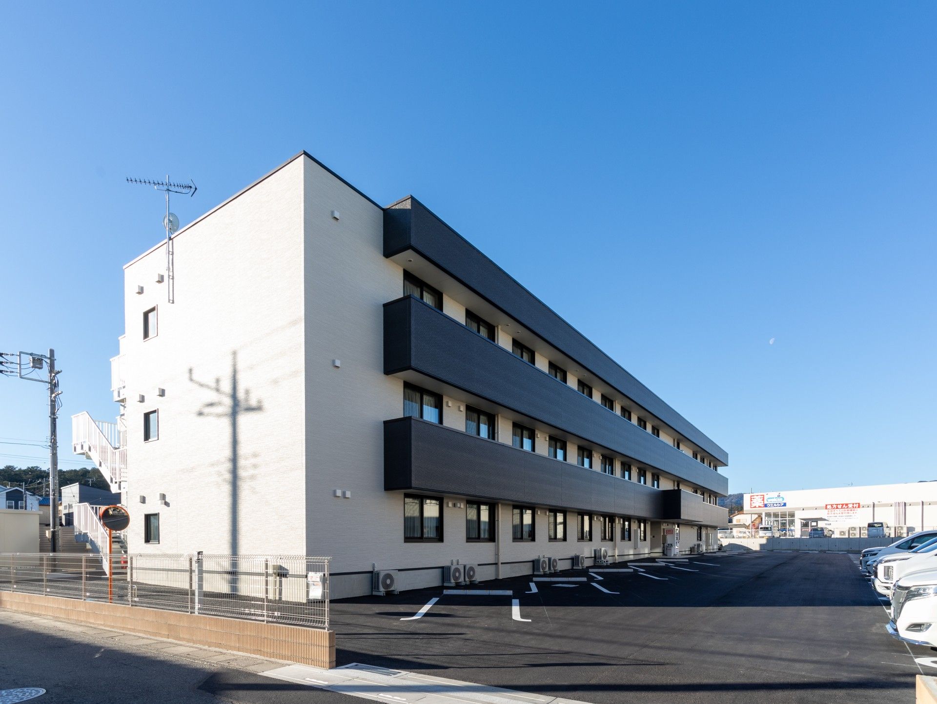 青空の下の建物外観