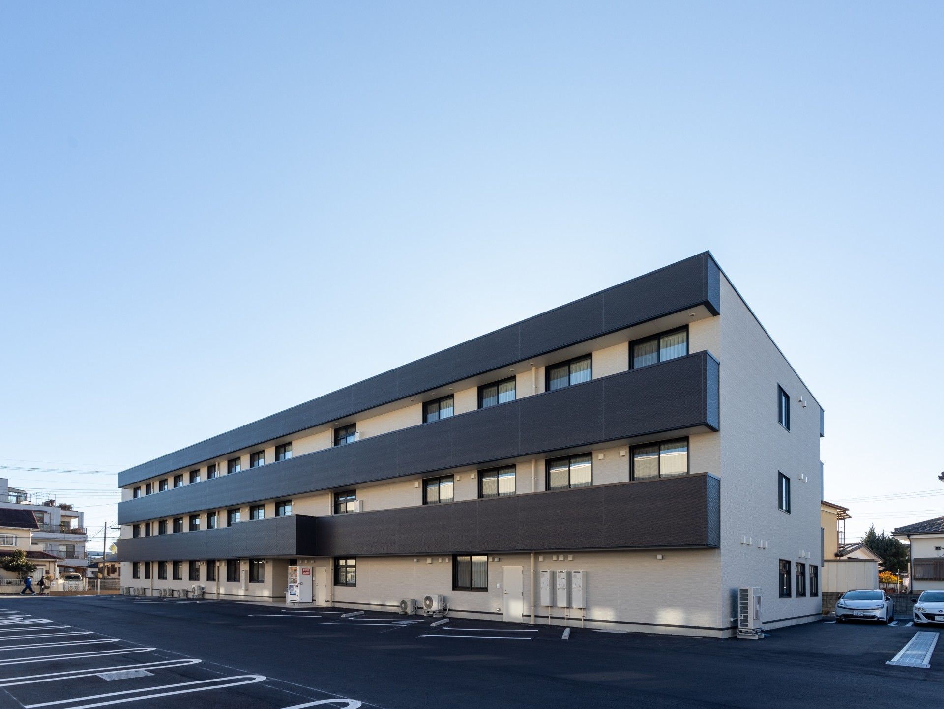 三階建ての建物外観