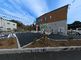 広々とした駐車場のある建物外観