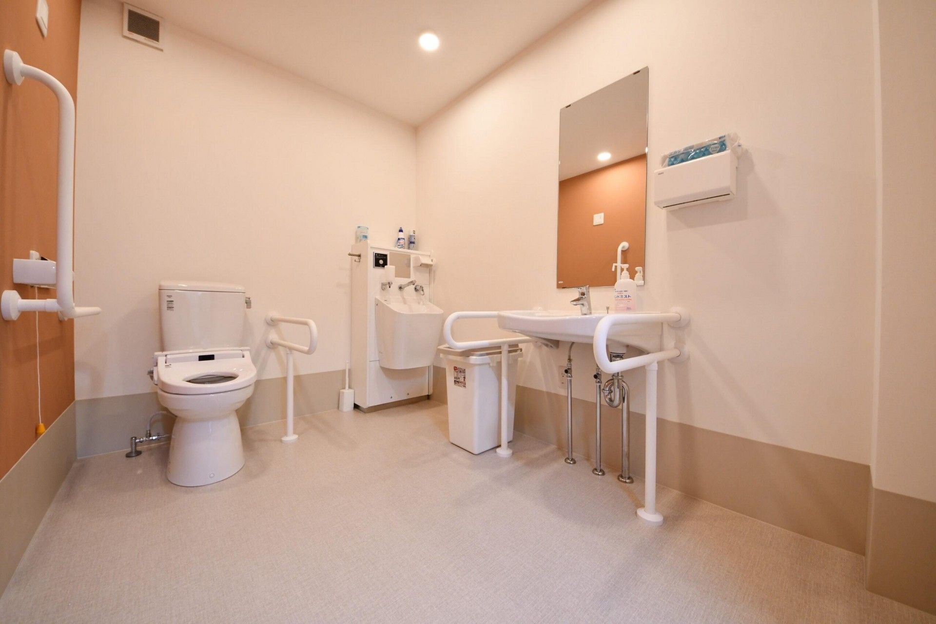 手すり付きの清潔なトイレ