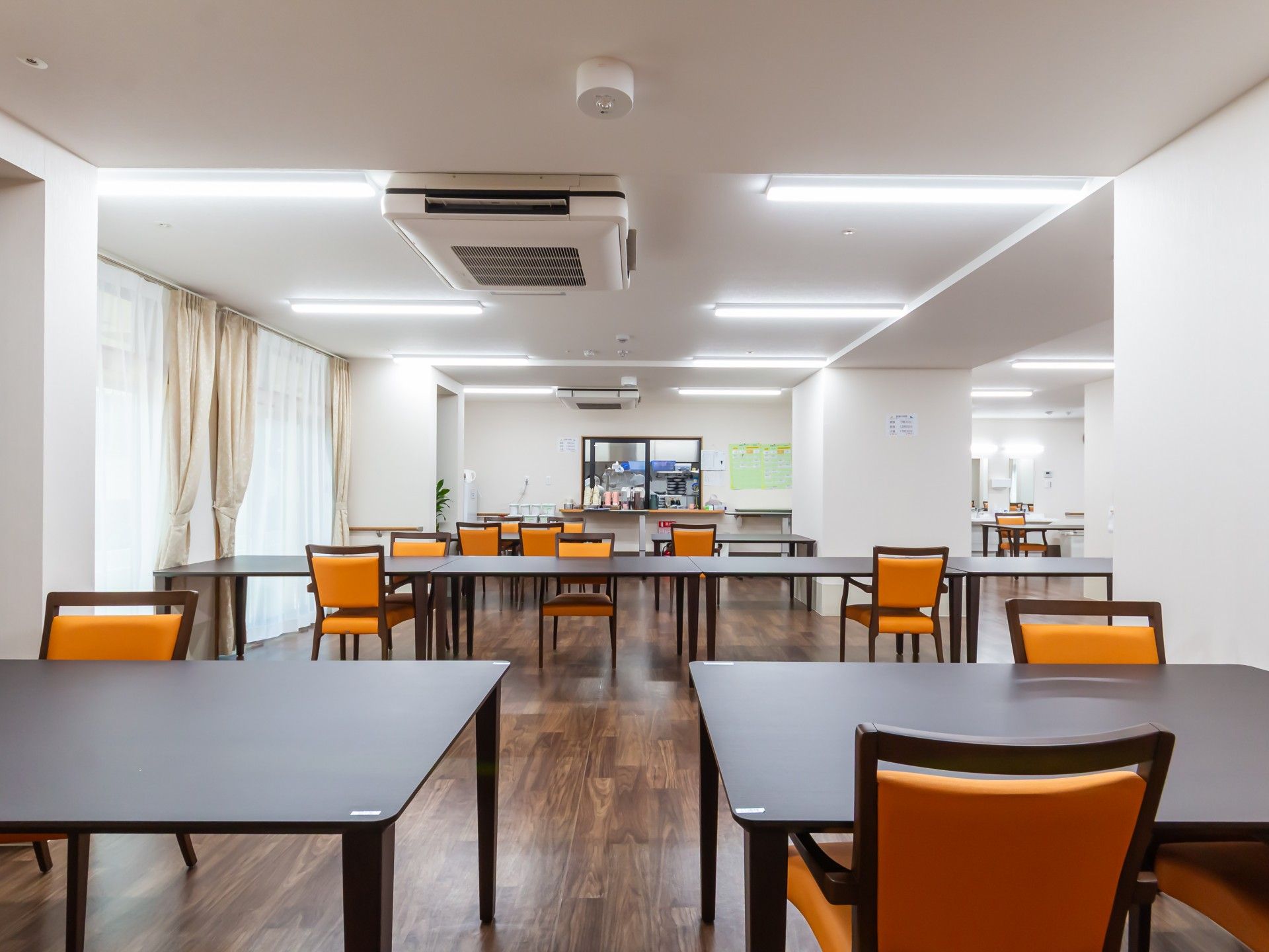 明るい食事スペース