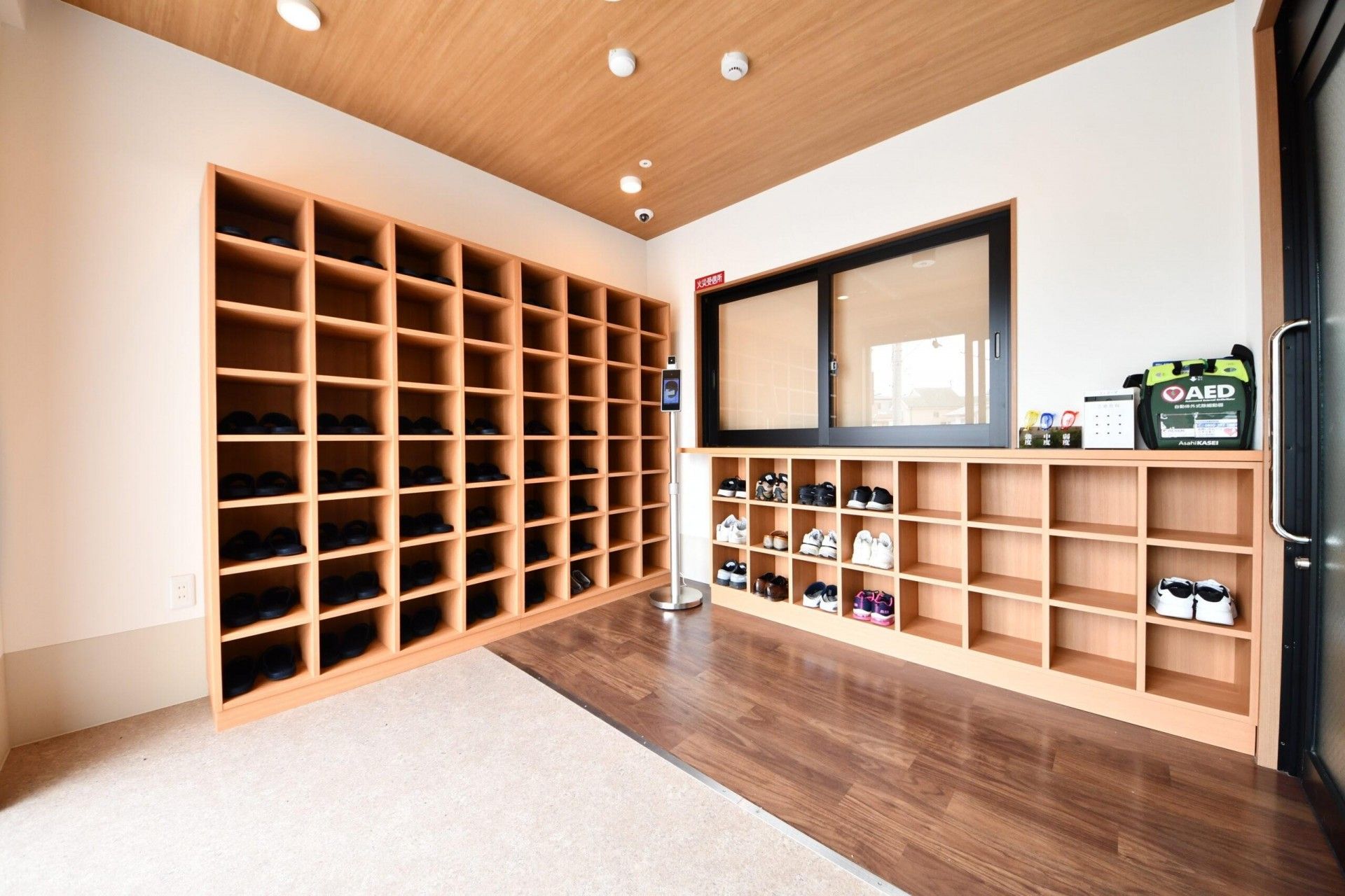 靴箱とAEDのある玄関