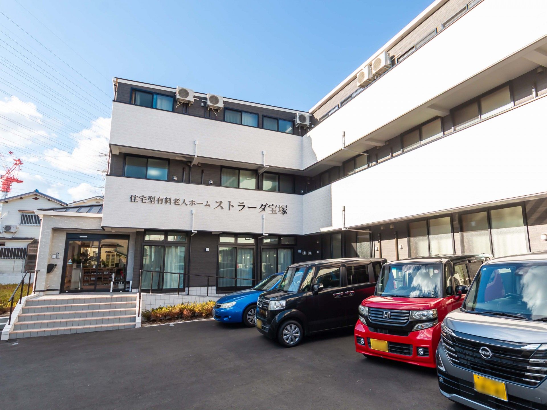 建物の外観と駐車場