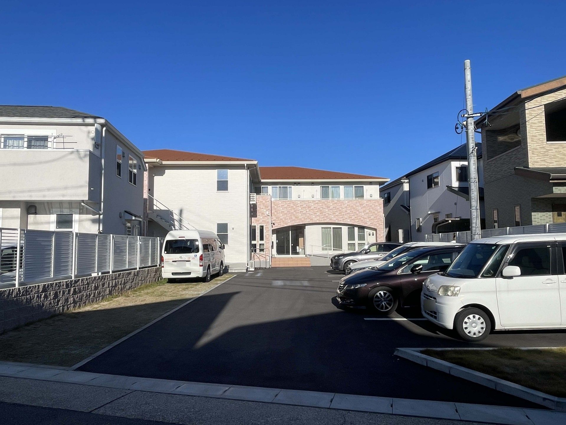 駐車場と建物の外観