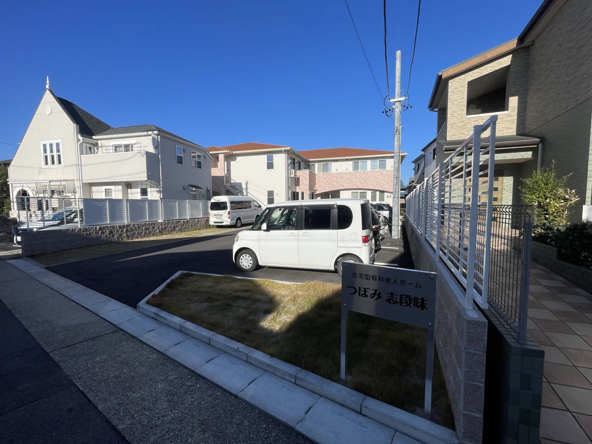 駐車場のある建物外観