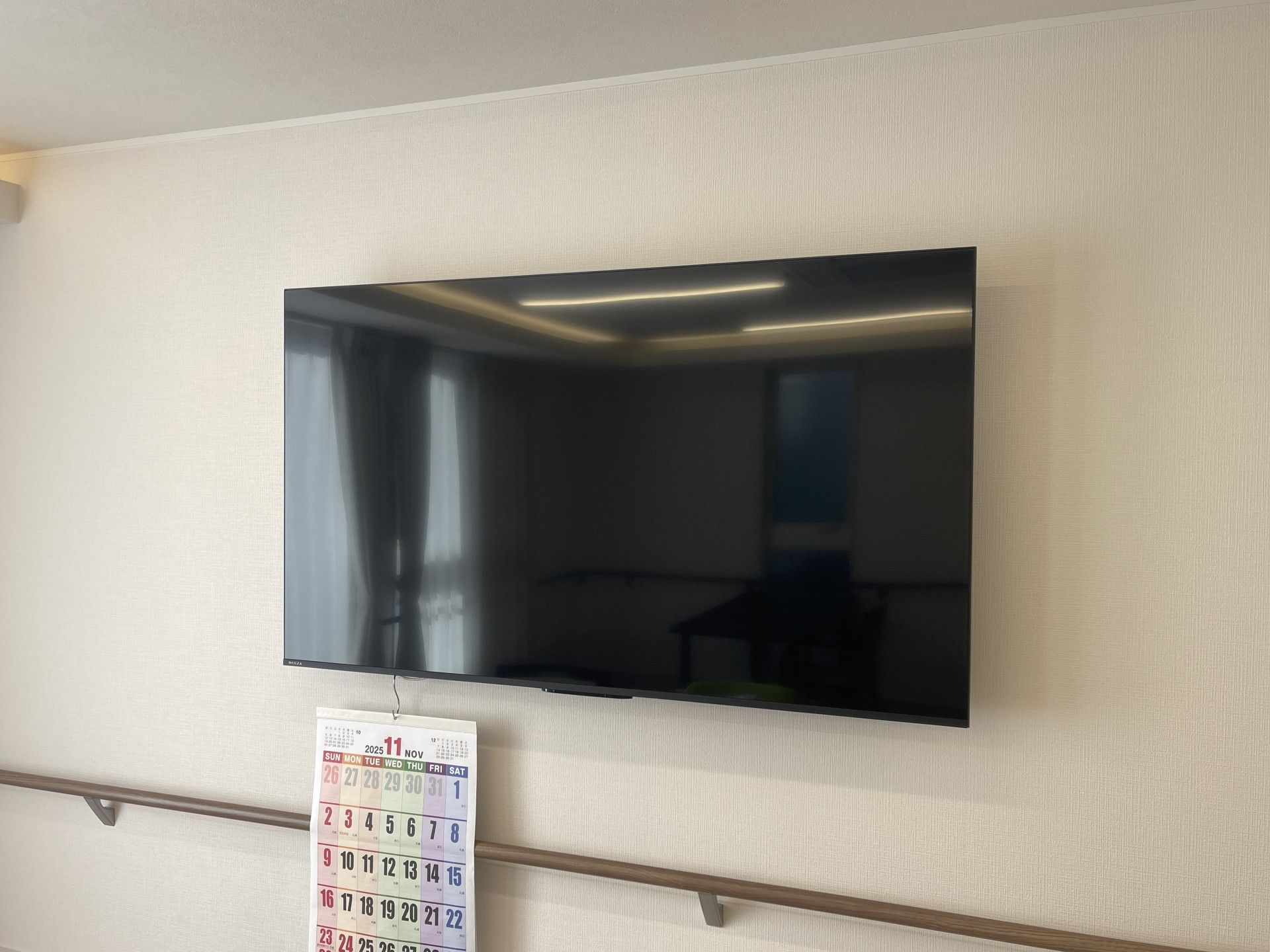 壁掛けテレビとカレンダー