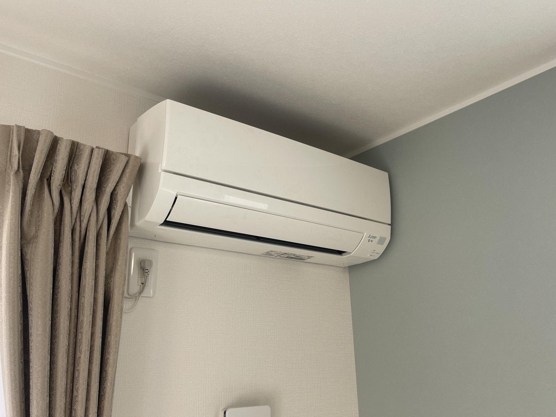エアコンとカーテンの壁