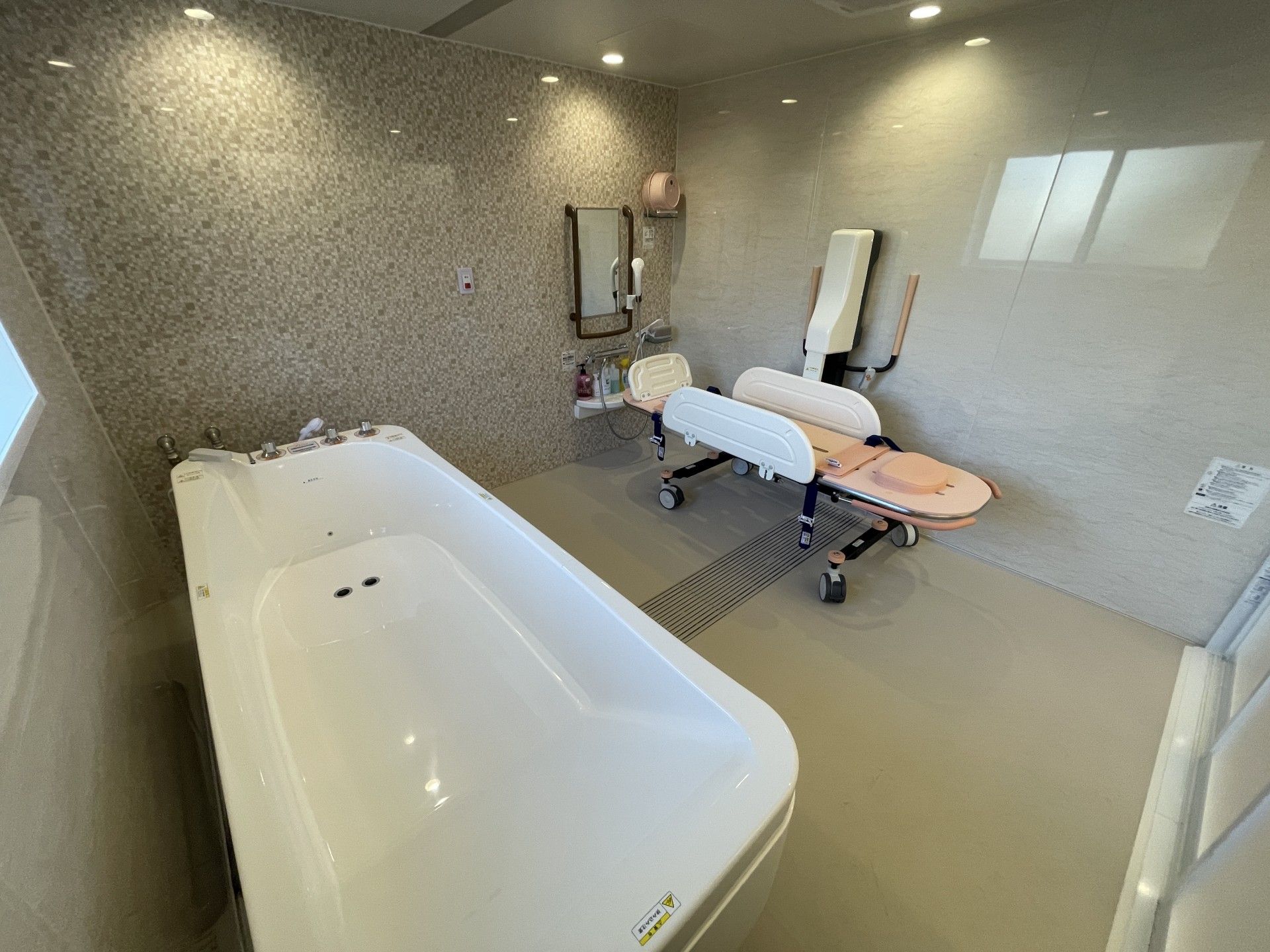 広い浴室と介助用設備