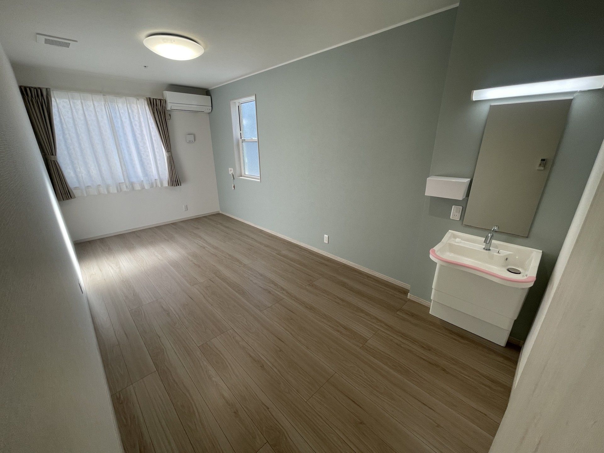 明るい個室の様子