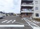 広々とした駐車場と建物の外観