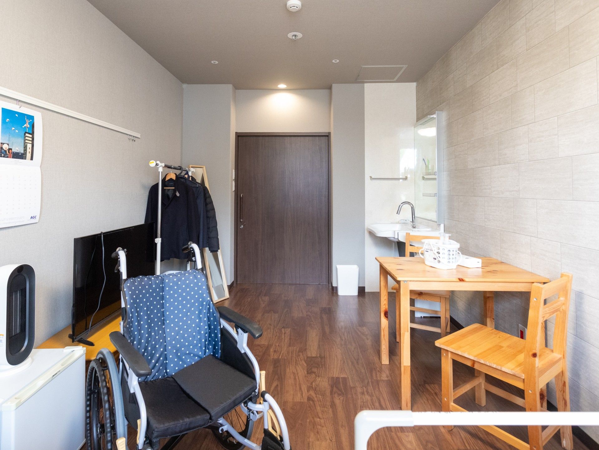 車椅子と家具がある部屋