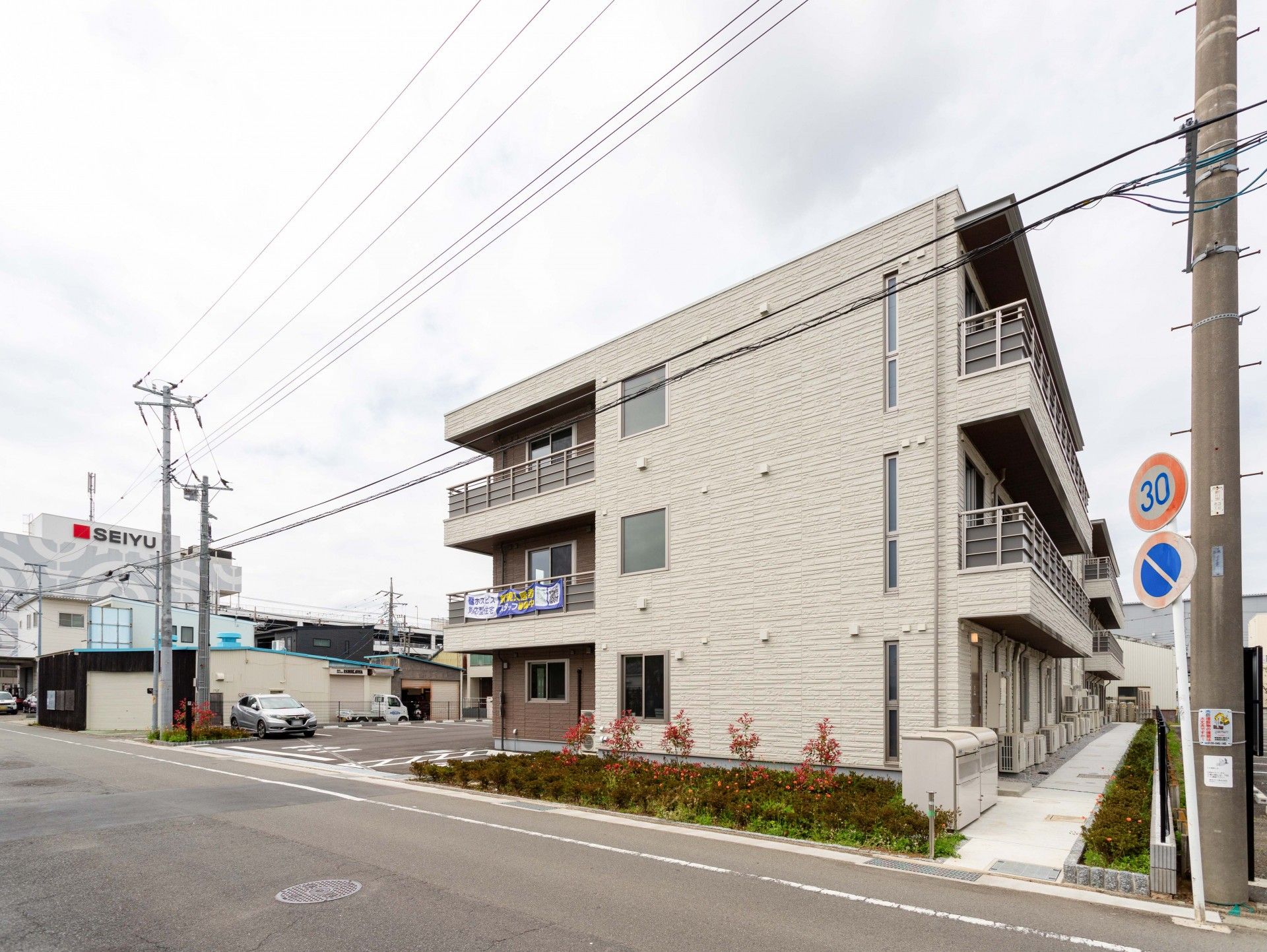 三階建ての建物外観