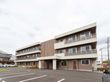 駐車場のある建物外観