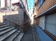 階段とスロープのある通路