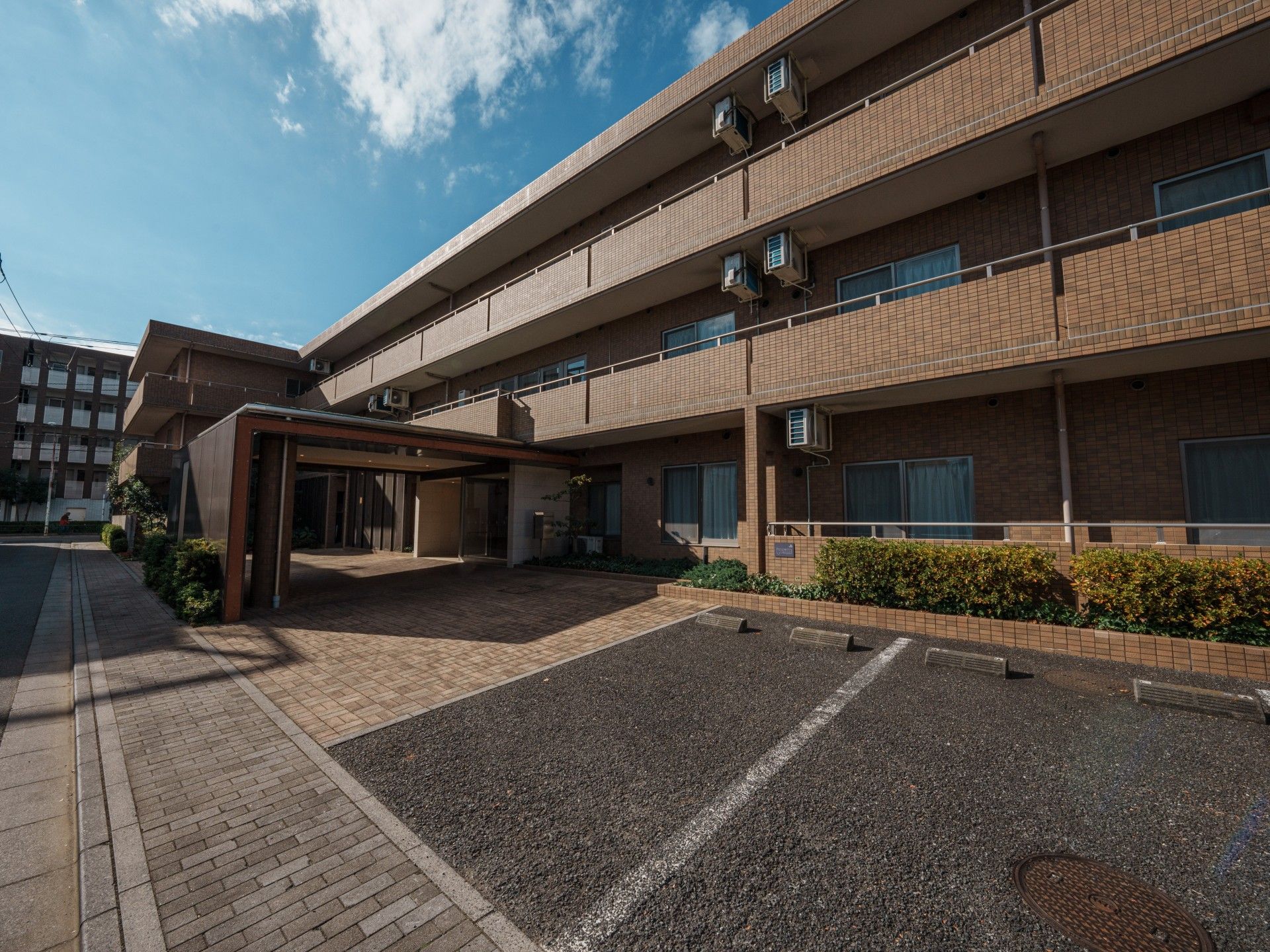 日差しが差し込む建物の外観