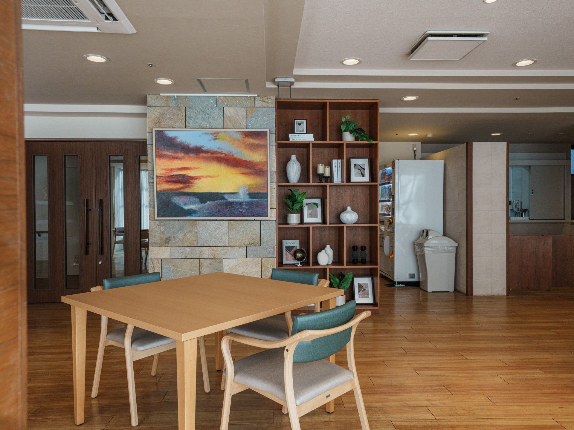 落ち着いた雰囲気の共有スペース