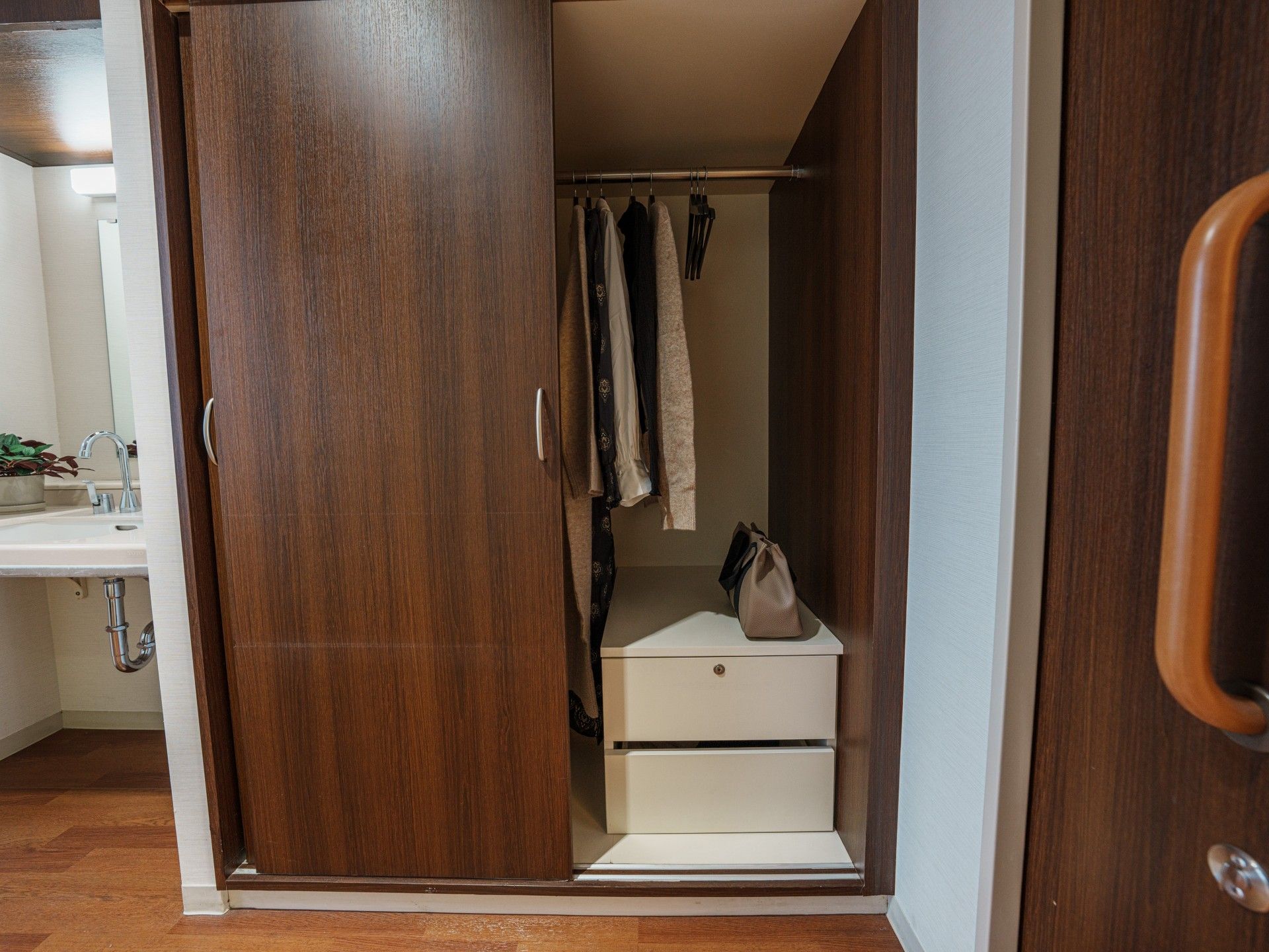 収納スペースと洗面台