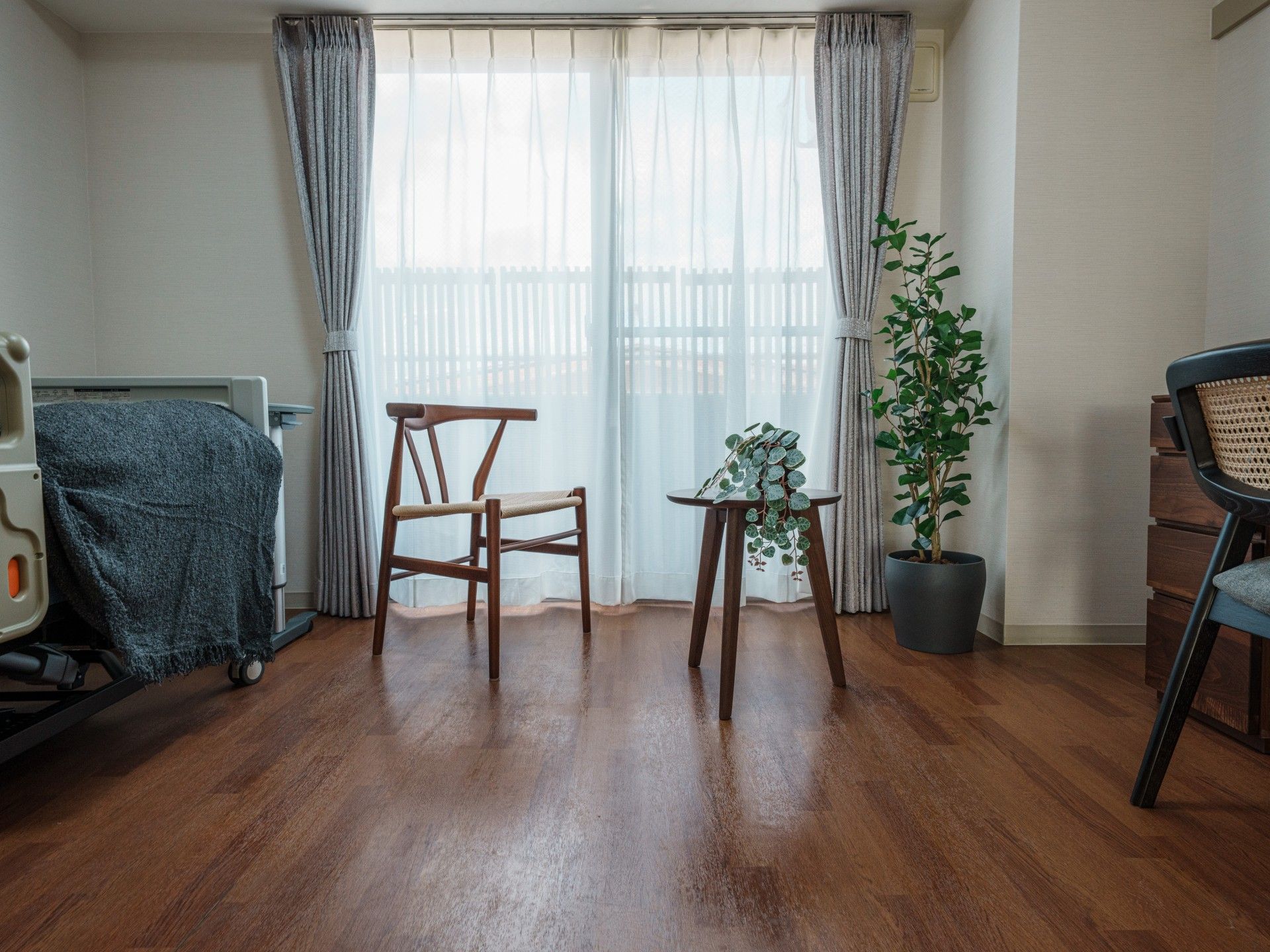 窓際の椅子とテーブル