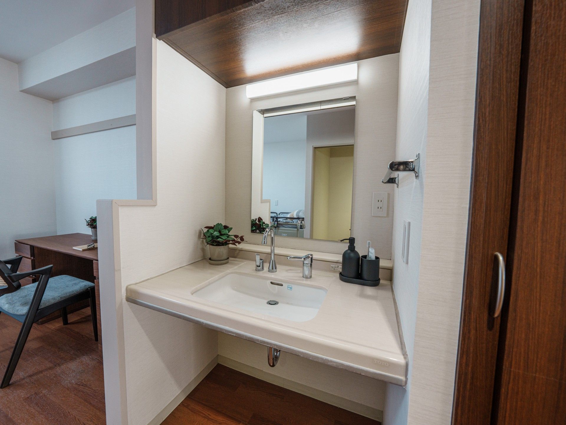 洗面台とデスクのある部屋