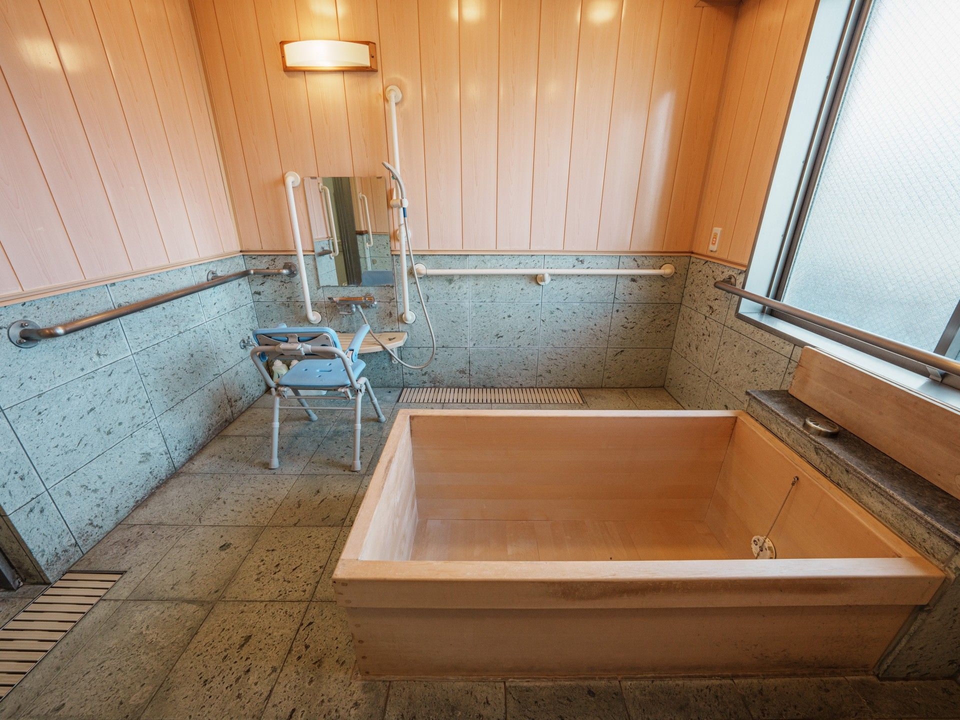 手すり付きの浴室