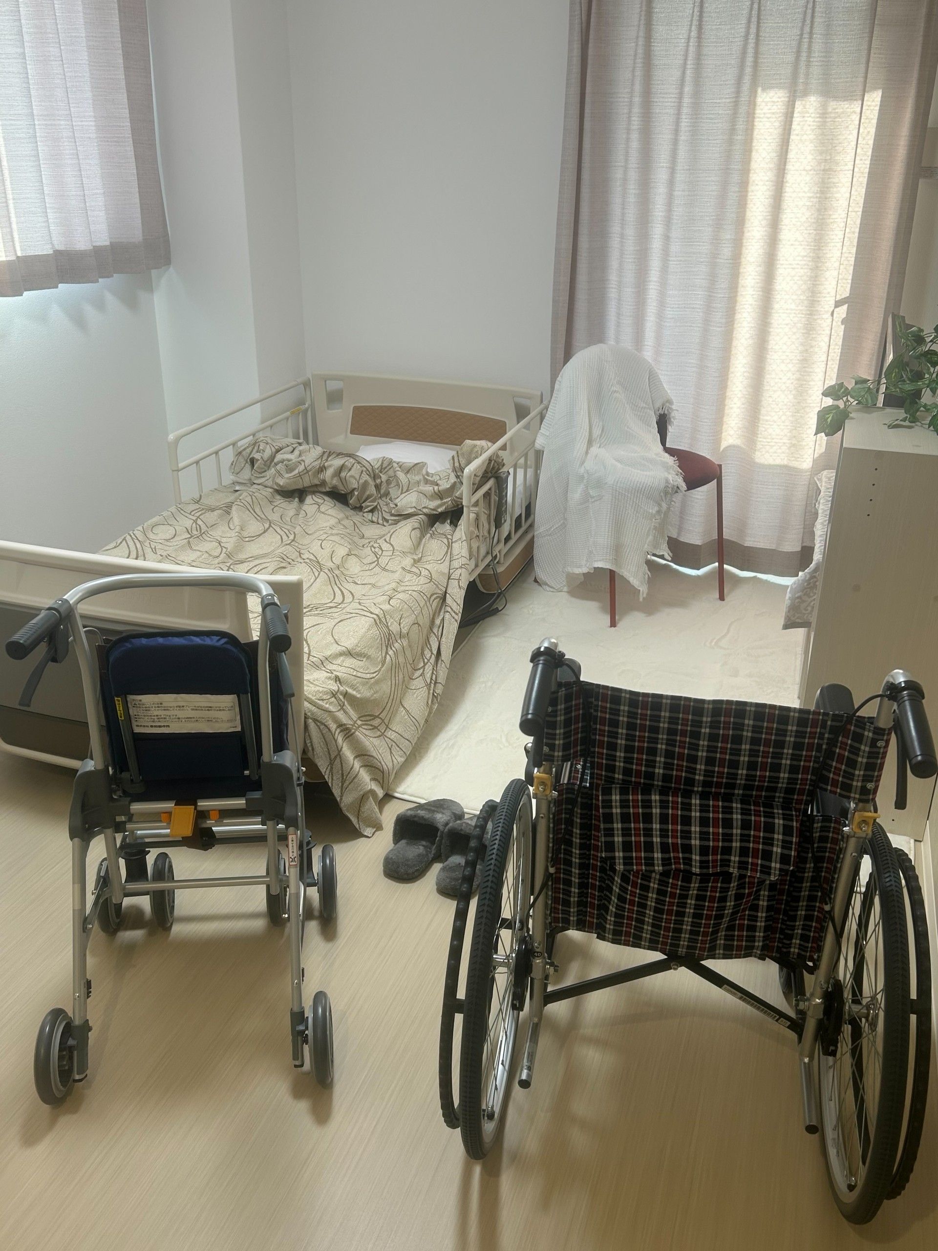 車椅子とベッドの部屋