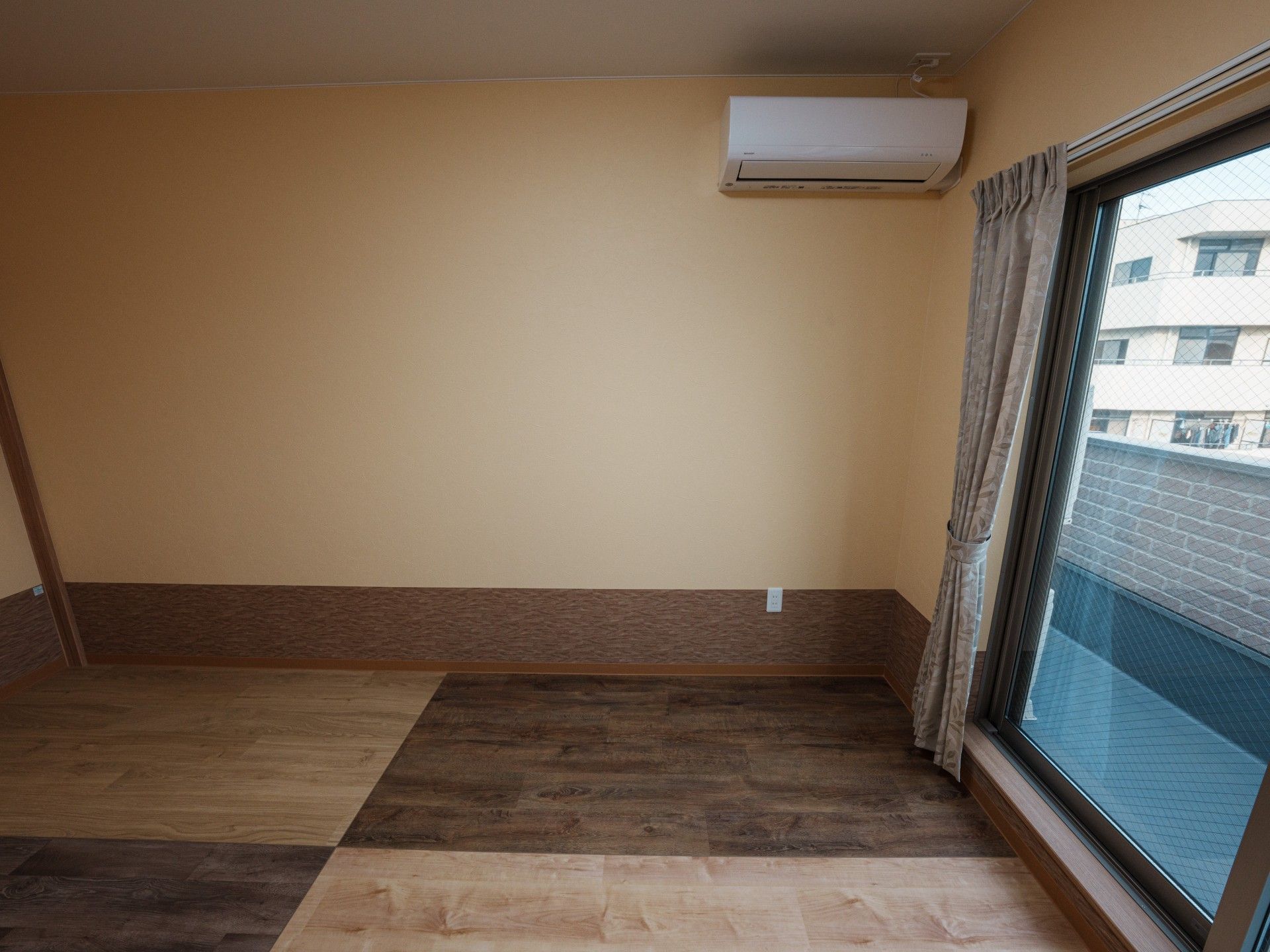 窓際の明るい部屋