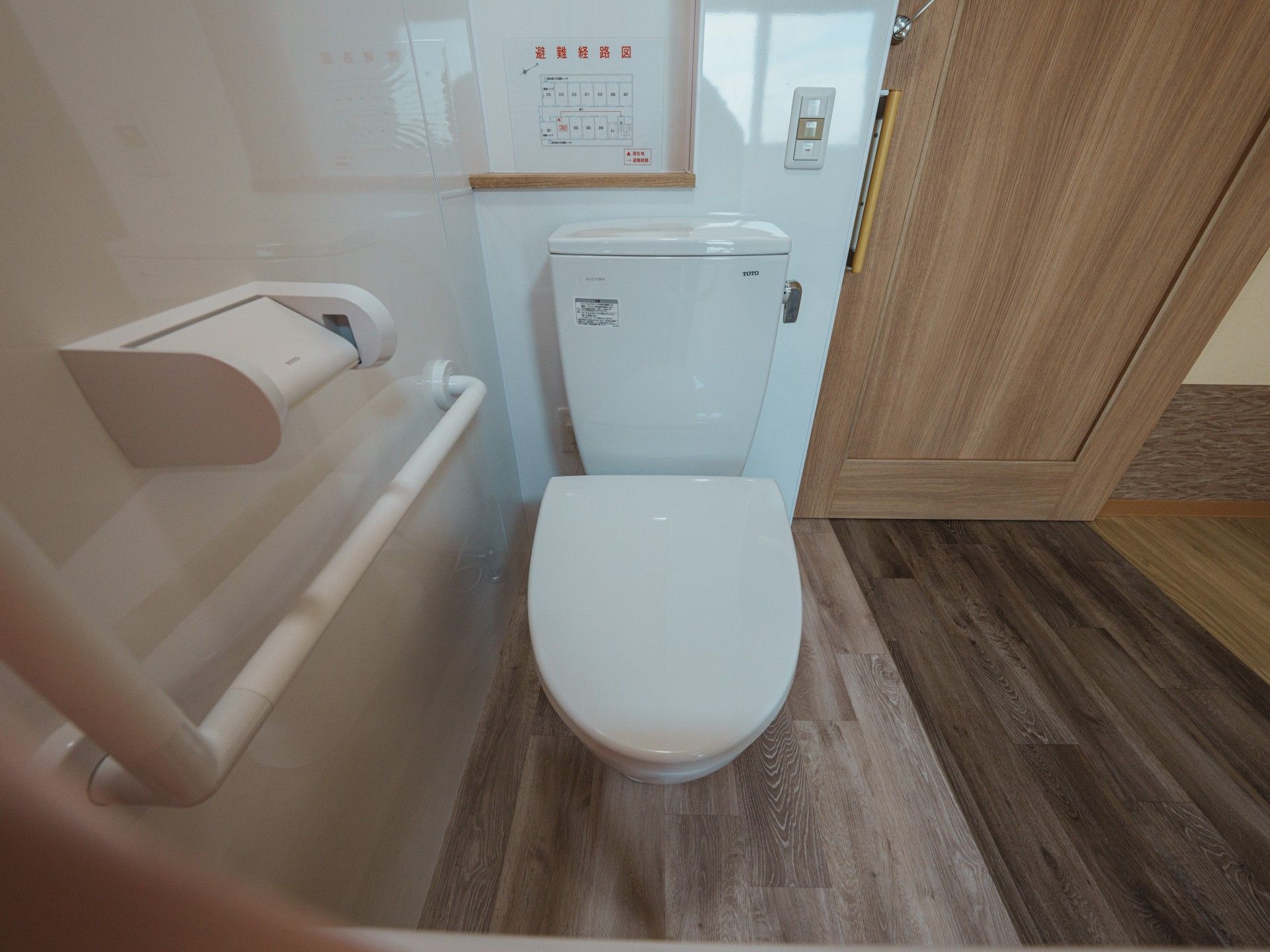 手すり付きのトイレ