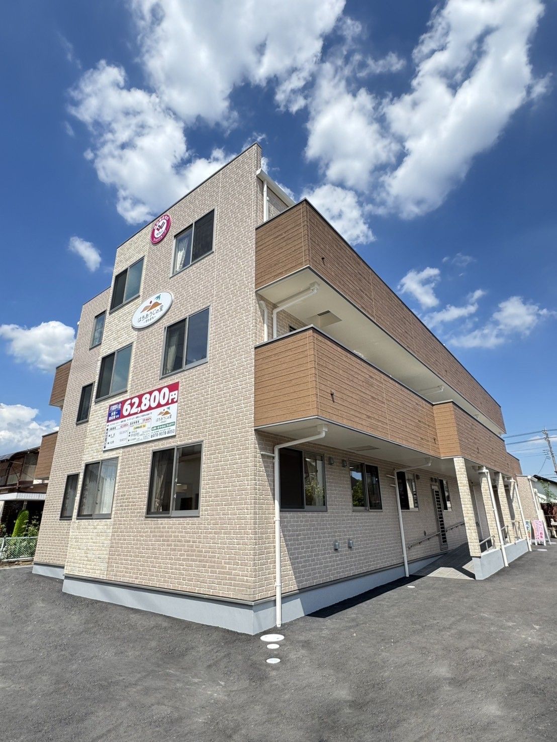 青空の下の建物外観