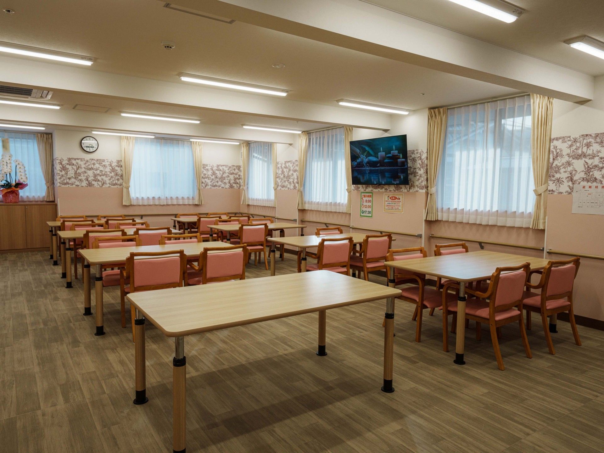 明るい食堂の様子