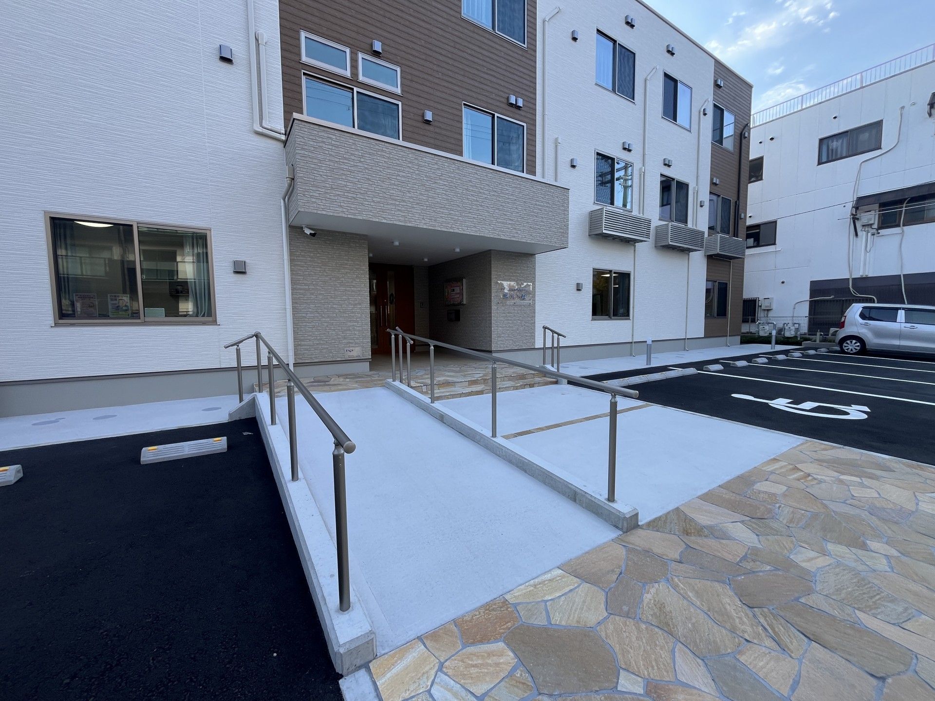 スロープ付きの建物入口