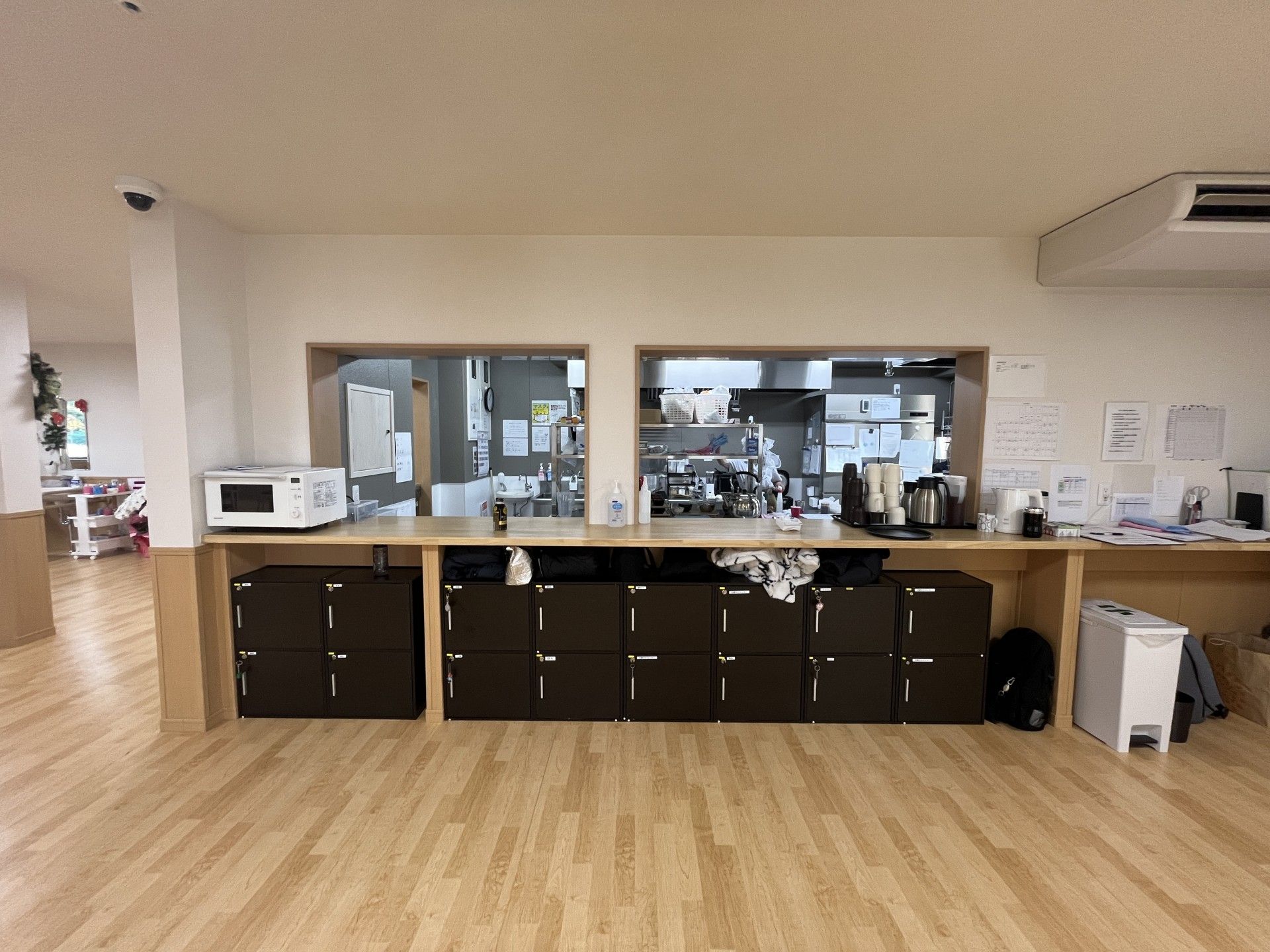 カウンターと収納棚