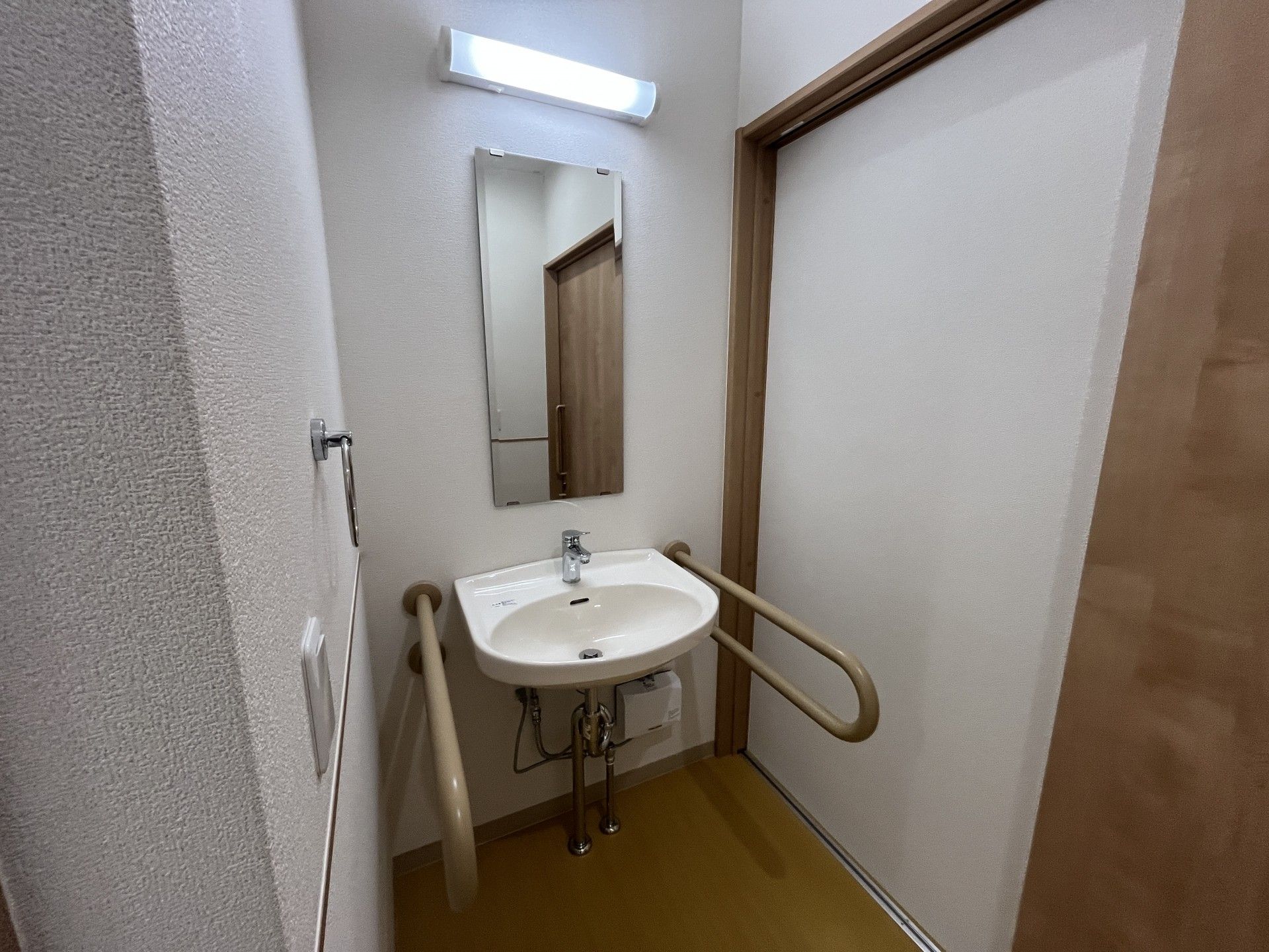 手すり付きの洗面台