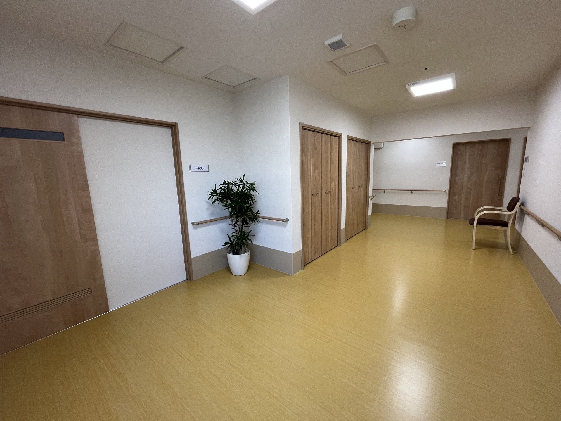 明るい廊下の一角