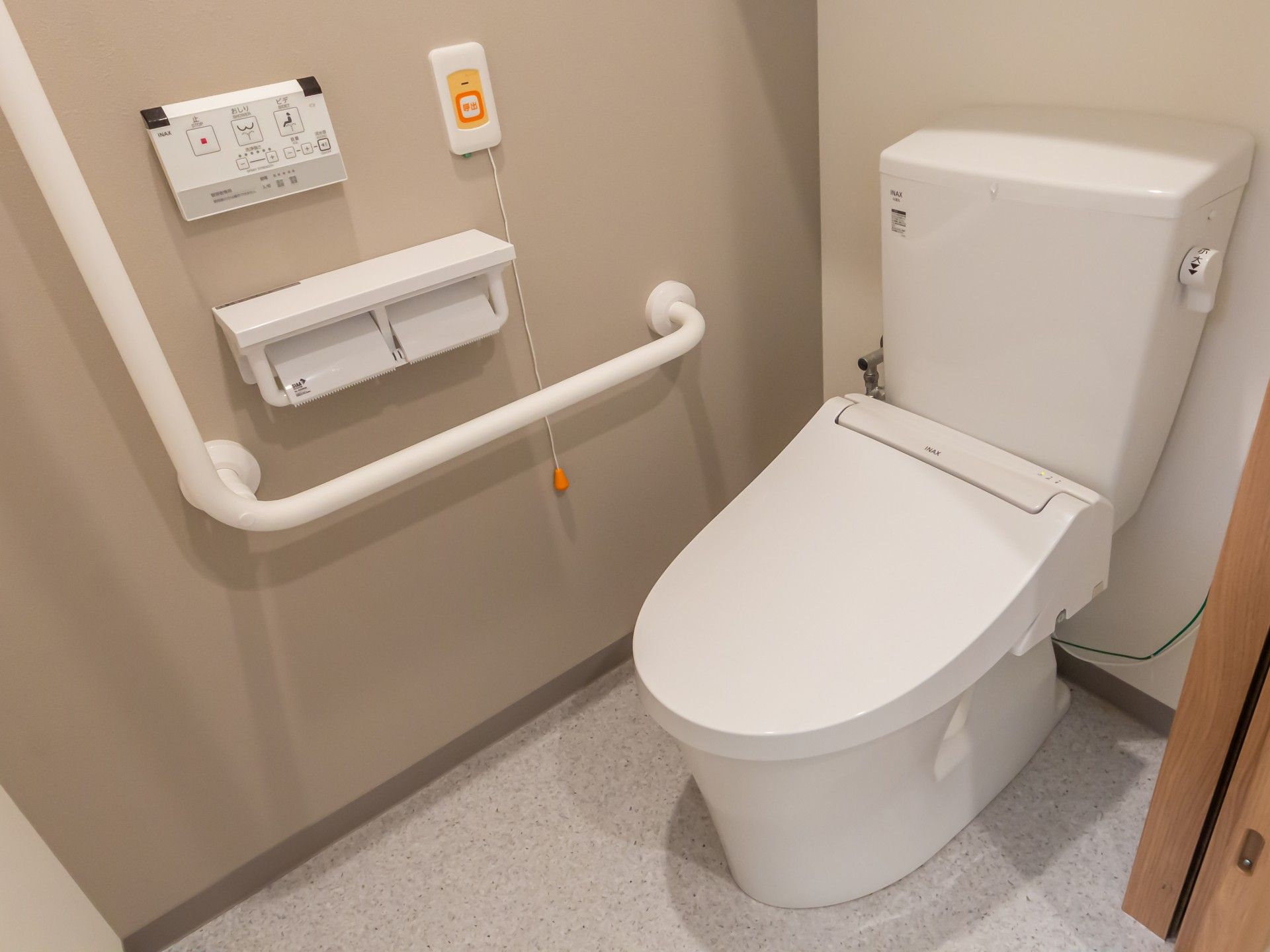 手すり付きのトイレ
