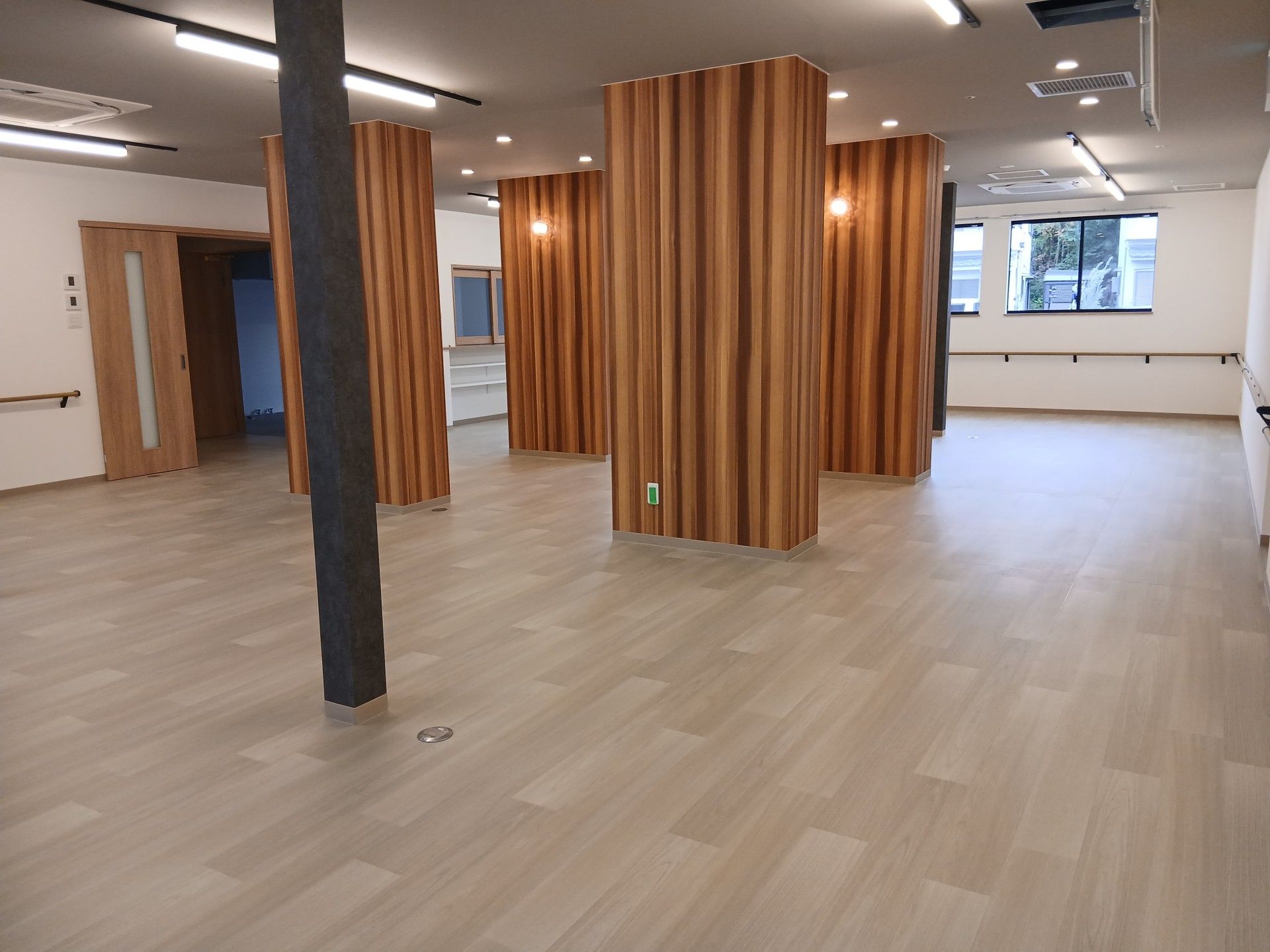 木目調の柱が並ぶ空間