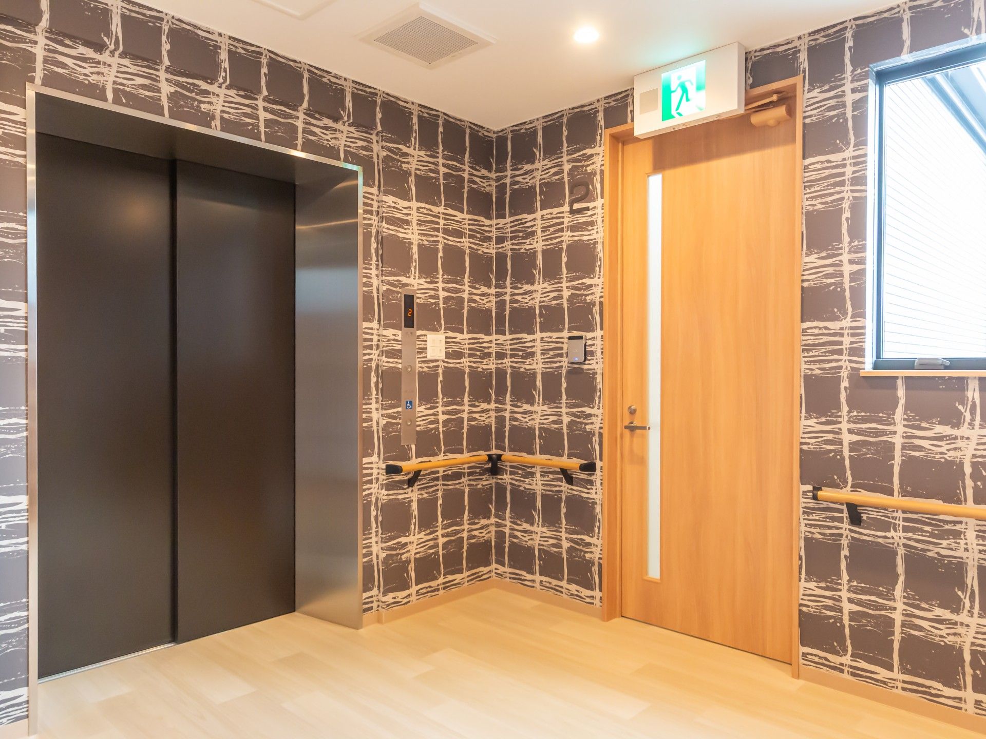 エレベーターと扉のある廊下