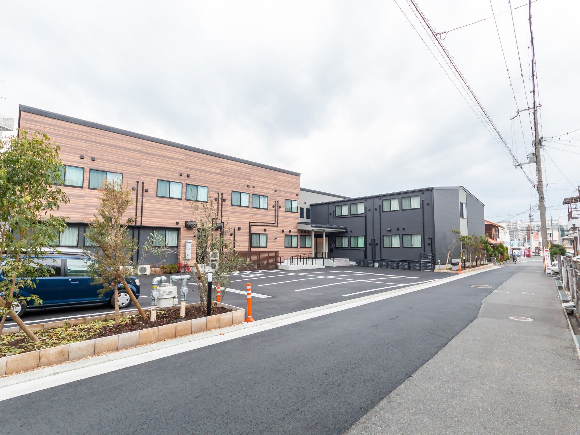 広い駐車場のある建物